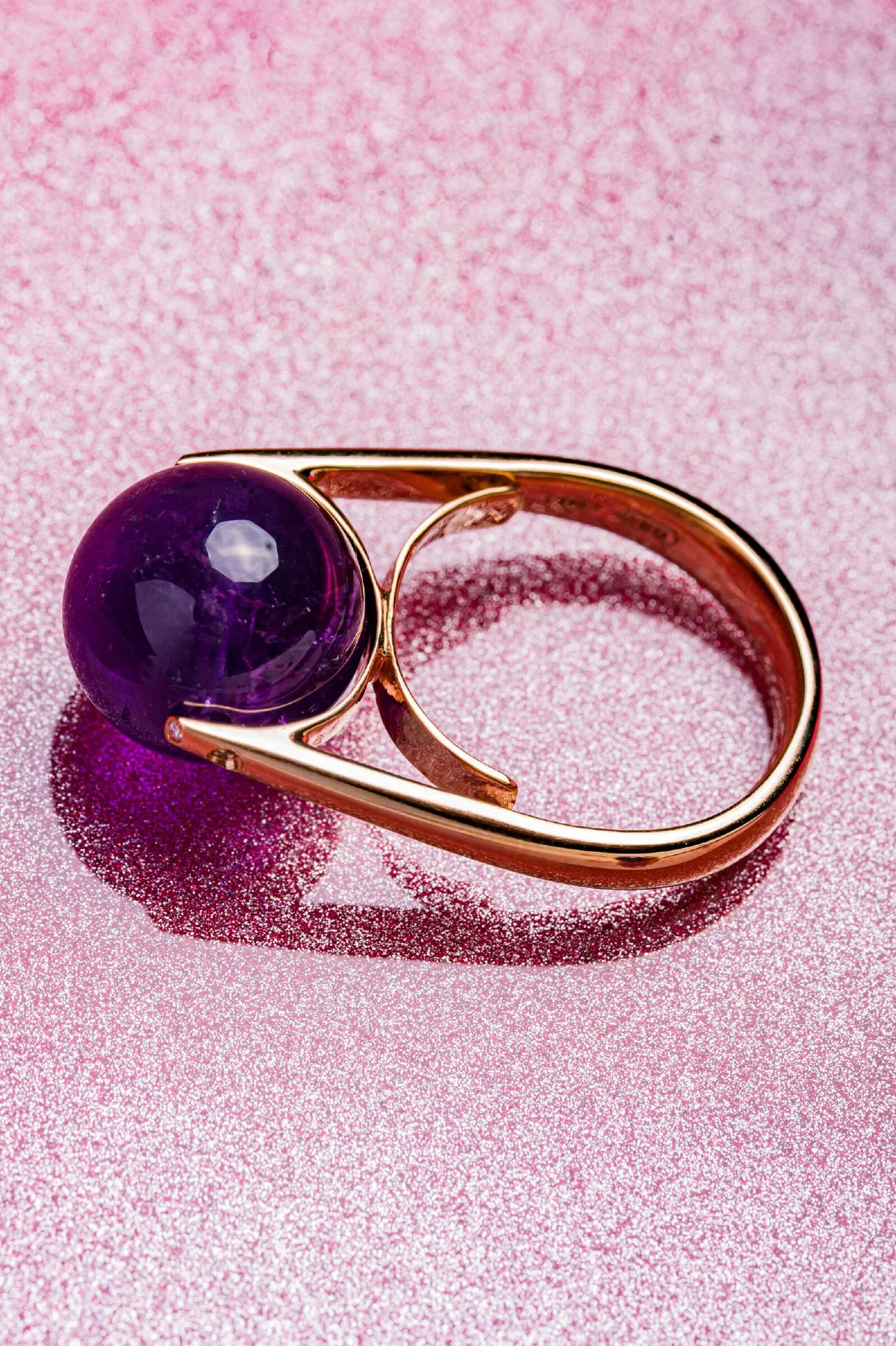 Anello Abacus con sfera di ametista, vista di tre quarti