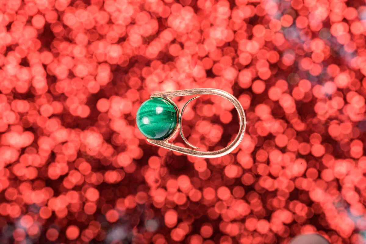 Anello Abacus con sfera di malachite, montatura in oro giallo