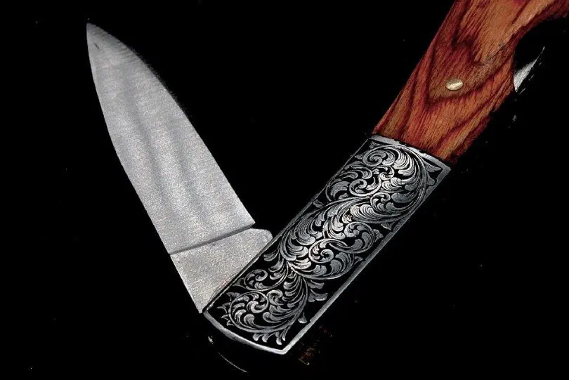 Coltello con fascetta incisa a bulino