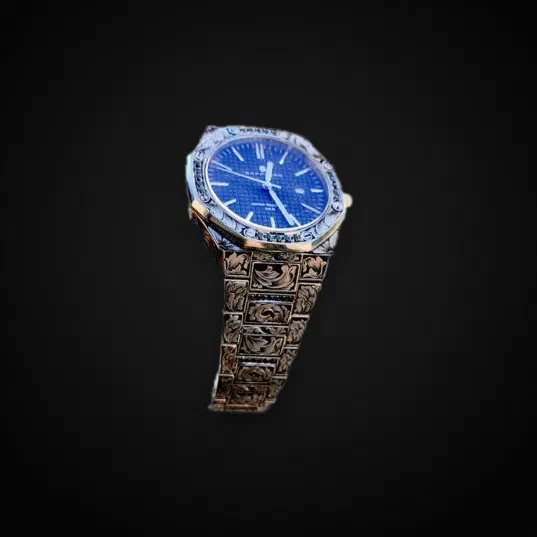 Orologio con cassa e bracciale incisi a bulino