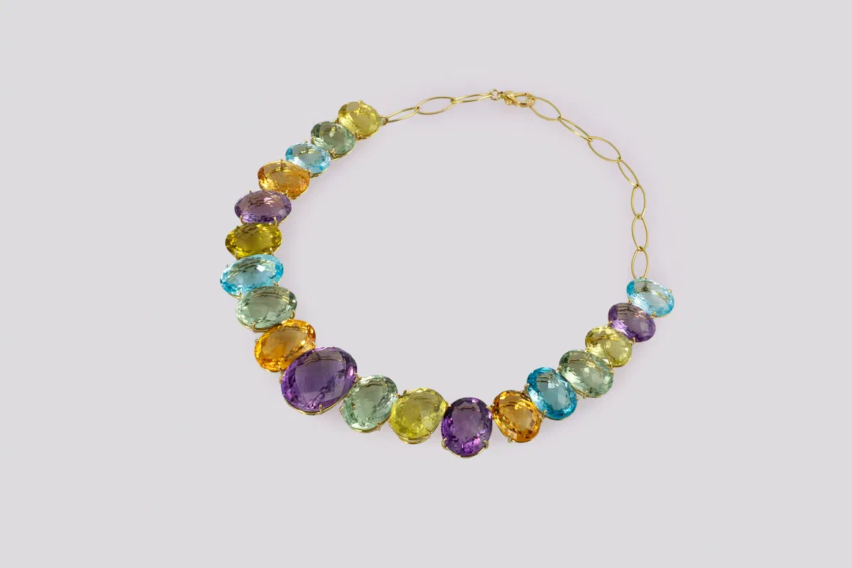Collier di gemme ovali disteso, con la catena a maglie ovali e la chiusura
